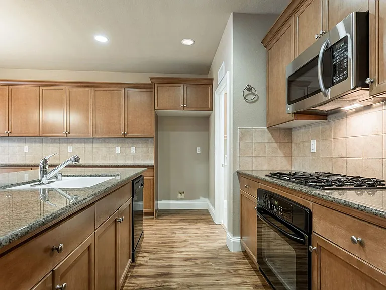 4044 Heritage Ln — Photo 21