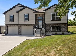 3102 Katy Trail Dr, Harrisonville, MO 64701