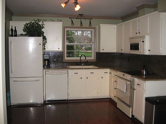 Kitchen w/granite!