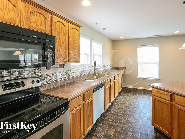 10077 Pine Grove Way — Photo 6