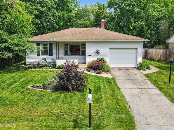721 Parkway Dr NE, Grand Rapids, MI 49525
