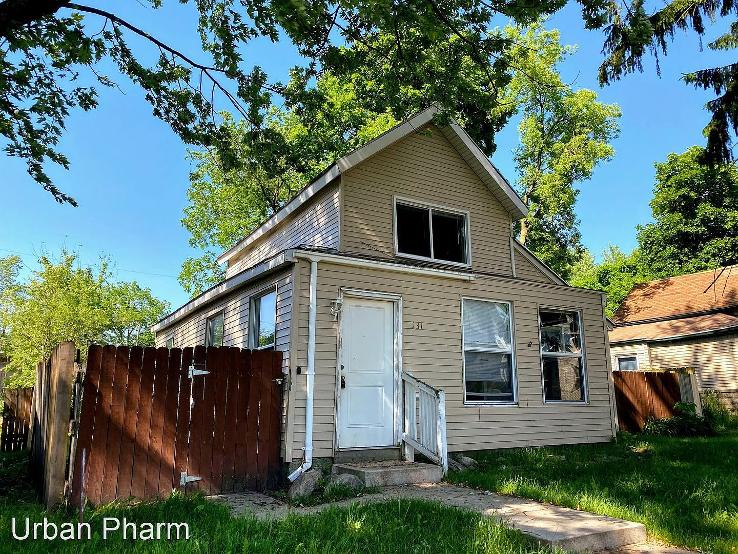 131 Barnett St NE photo 1