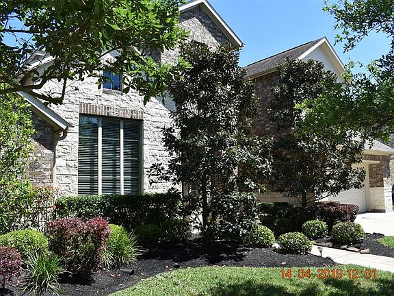 Showing the beautiful Landscape in the front yard.
