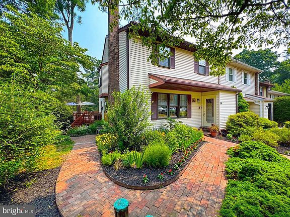 2nd image of 96 Woodbridge Ct S