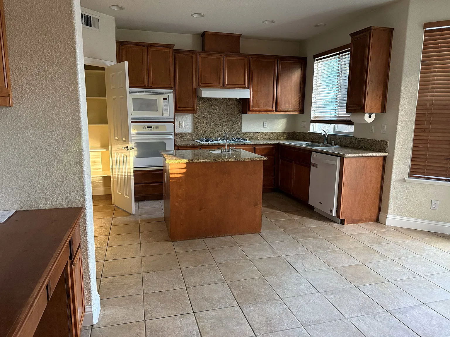 5 bed, 3.5 bath, 3215 sqft, $3,895 — Photo 3