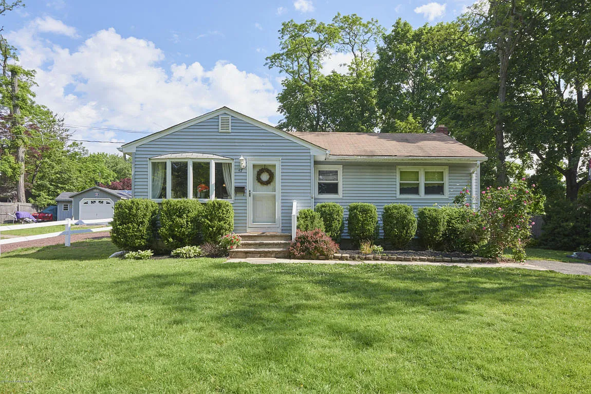 47 Viola Ave photo 1
