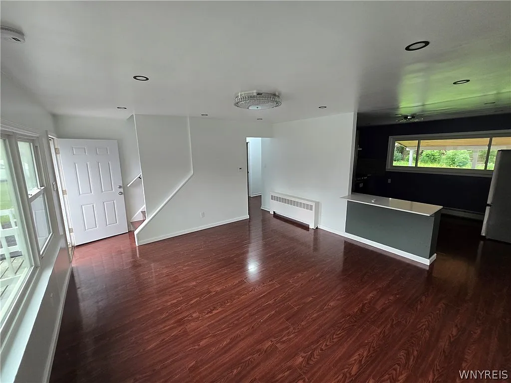 4 bed, 2.0 bath, 1287 sqft, $2,400 — Photo 4