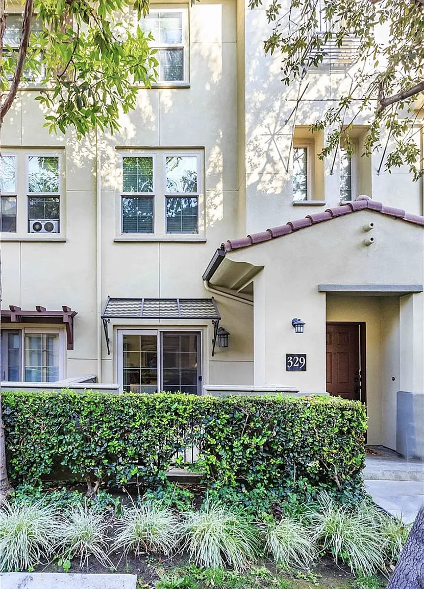 Modern 4-Bedroom Condo in Fullerton, CA — Photo 2
