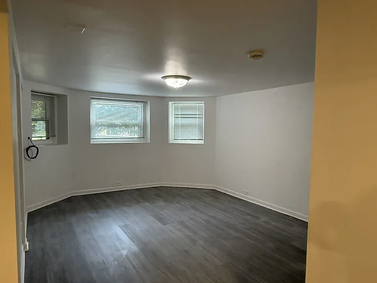 2301 W Montrose Ave #B — Photo 4