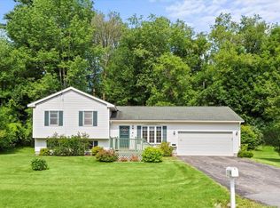 15 Greenview Dr, Bennington, VT 05201
