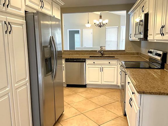 4th image of 4802 Foxshire Cir