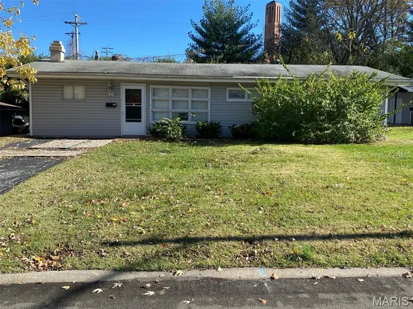 8 Brightwell Ct, Florissant, MO 63031