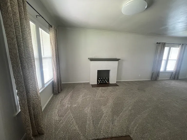314 W College St — Photo 4