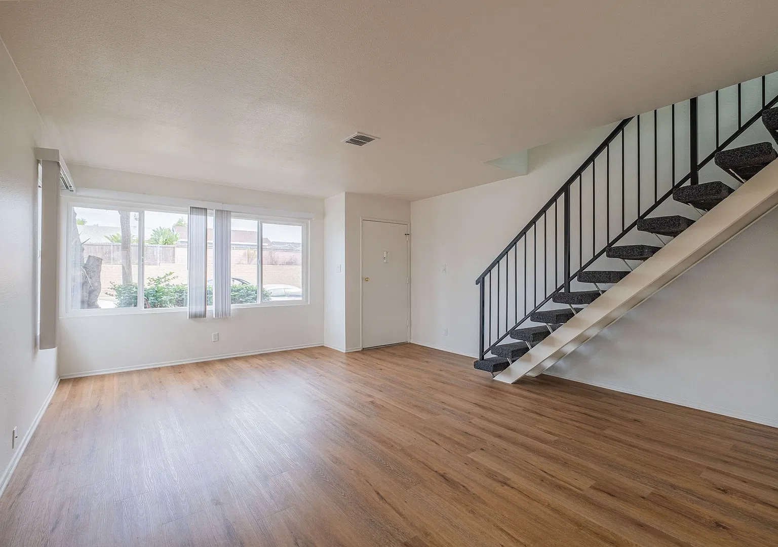 Del Amo Residences — Photo 2