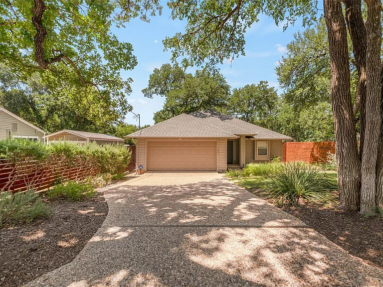 1621 Maggie Mayes St — Photo 2