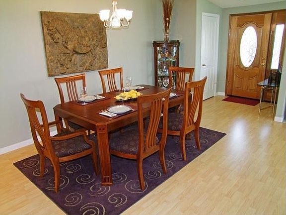 Dining room with pergo floors