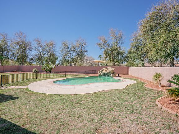 2nd image of 10946 N 153rd Ln