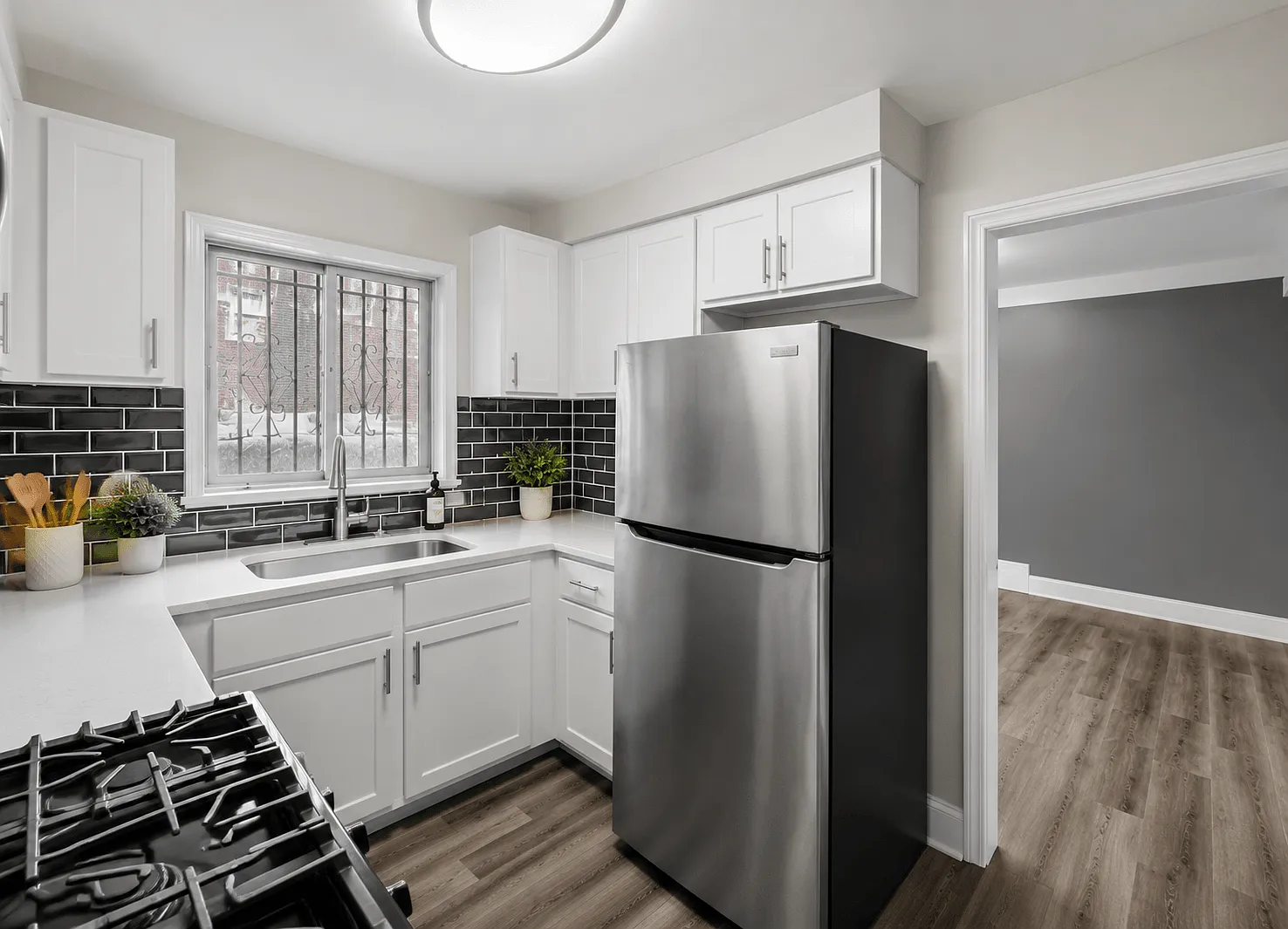 Oak Park Manor Apartments & Townhomes — Photo 2
