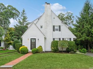 15 Norcross St, Rockville Centre, NY 11570