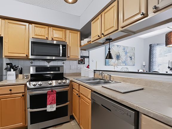 5th image of 4212 Dahlia Ct