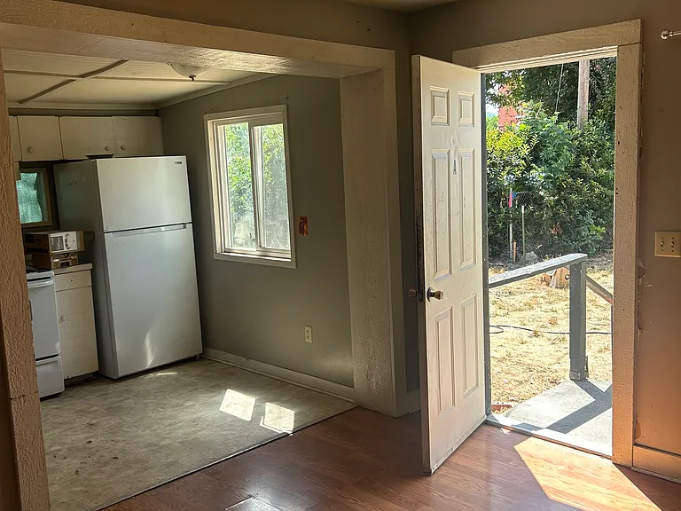 211 1/2 E Main St #B — Photo 7