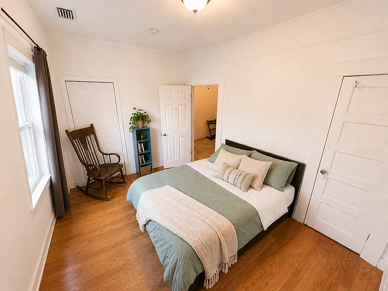 2918 S Burnside Ave — Photo 15