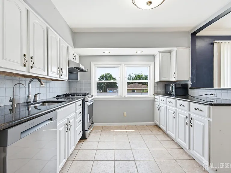 264 E George Pl — Photo 7