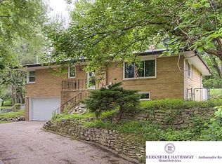 1902 Collins Dr, Bellevue, NE 68005