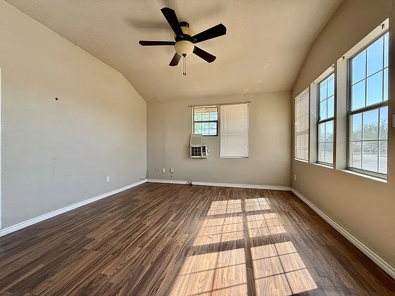 2400 College Ave — Photo 6