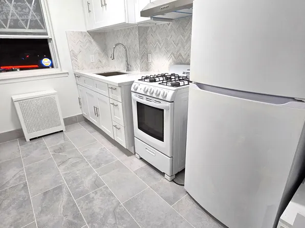 94-07 Alstyne Avenue image 4 of 19