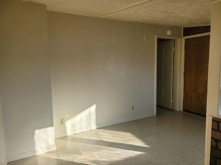 2415 Baker St — Photo 4