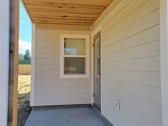 3rd image of 270 Longiflorum Ln