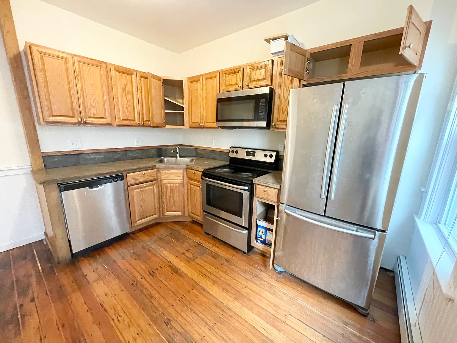 3 bed, 1.5 bath, 1500 sqft, $4,200 — Photo 1