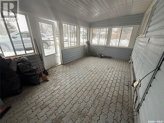 5th image of 323 Heward St