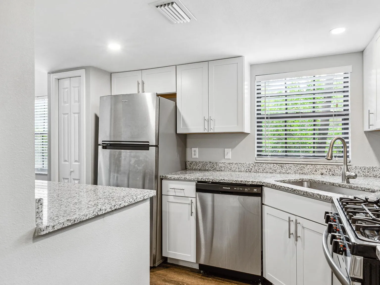 Large 2 bed / 2 bath plus flex area located in Hyde Park — Photo 1