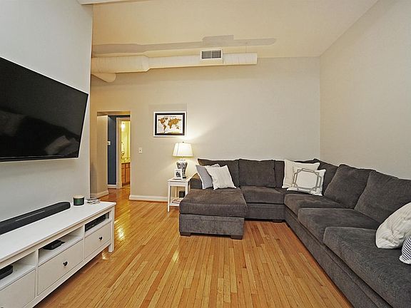 4th image of 2100 Fulton Ave APT 2