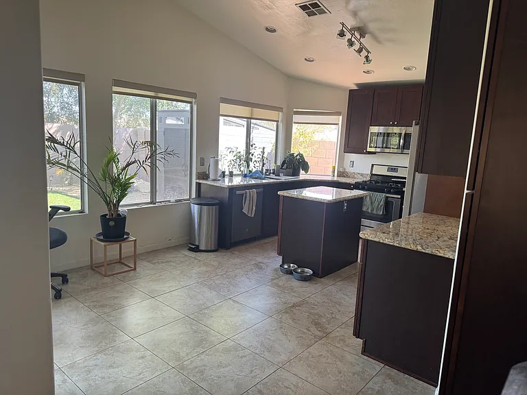 1727 E Pontiac Dr — Photo 11