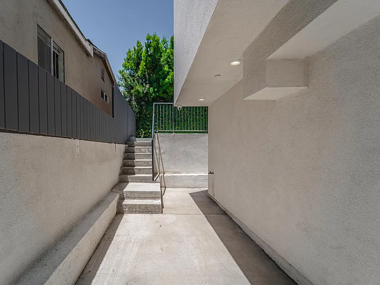 1323 1/2 Bates Ave — Photo 56