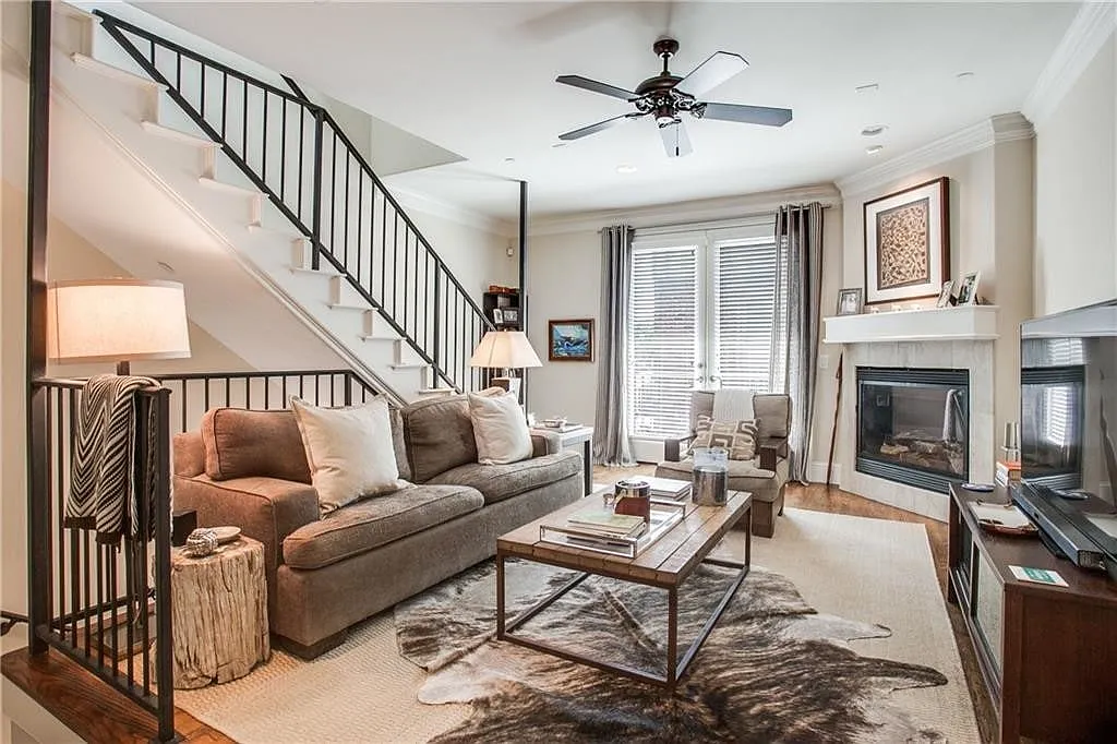 4 bed, 2152 sqft, $4,650 — Photo 2