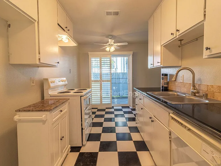 445 Almond Dr #80 — Photo 4