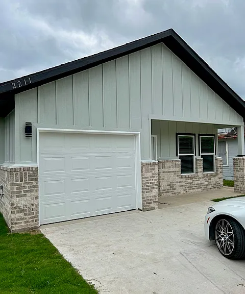 2211 Wellington St — Photo 2