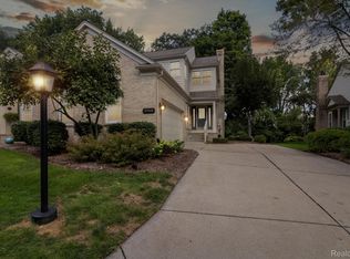 39568 Dun Rovin Dr, Northville, MI 48168