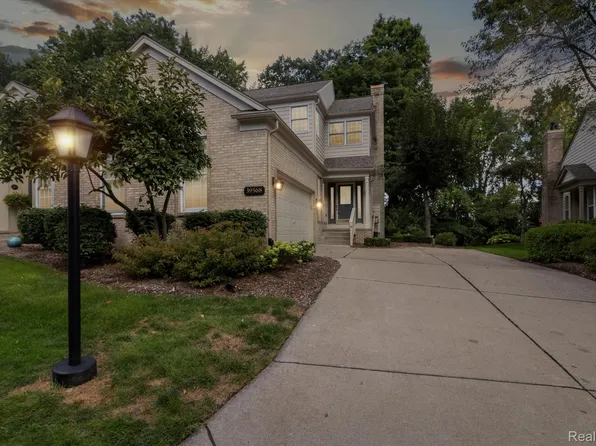 39568 Dun Rovin Dr, Northville, MI 48168