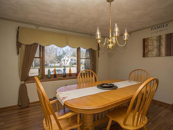 4th image of 40 Ladyslipper Ln