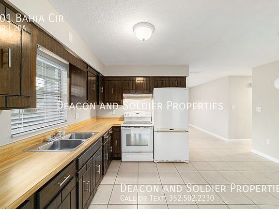 5th image of 701 Bahia Cir