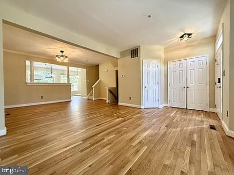 3rd image of 832 Stonehurst Ct