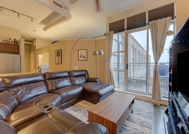 404 King St W #607 — Photo 5