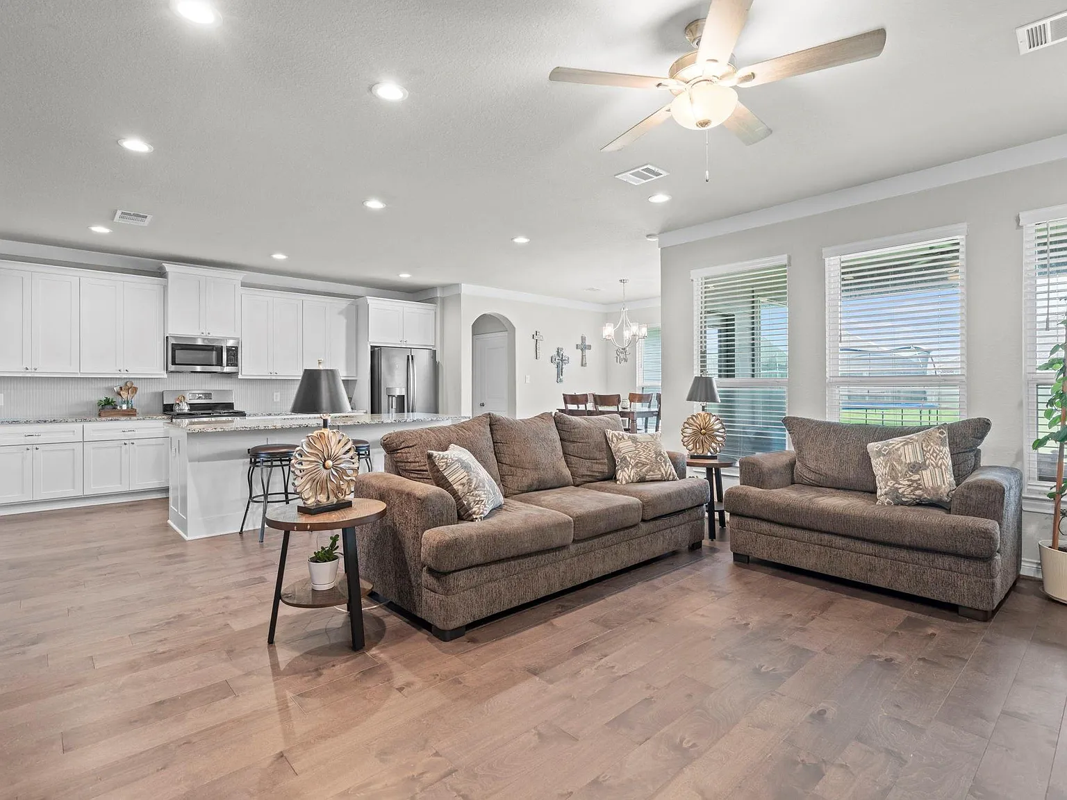 4 bed, 3.0 bath, 2145 sqft, $2,500 — Photo 4