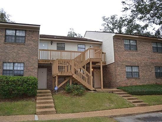 1st image of 1104 Green Tree Ct #B