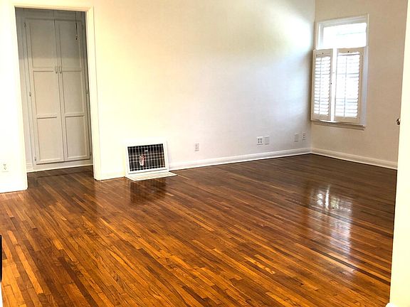4th image of 3927 Walgrove Ave